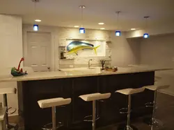 Святло над барнай стойкай фота на кухні