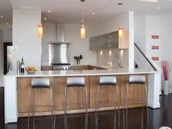 Святло над барнай стойкай фота на кухні