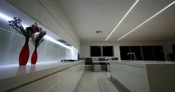 Светлавыя лініі на нацяжной столі фота на кухні