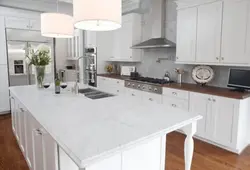 Пешдомани Мармарӣ Ва Countertop Чӯбӣ Дар Акс Ошхона