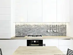 Мраморный фартук и деревянная столешница на кухне фото