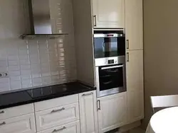 Пенал с духовкой и микроволновкой в кухне фото
