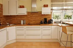 Кремовая кухня с деревянной столешницей и фартуком фото