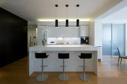 Свяцільні над барнай стойкай на кухні падвесныя фота