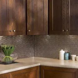 Wood-effect tiles for a backsplash in the kitchen photo