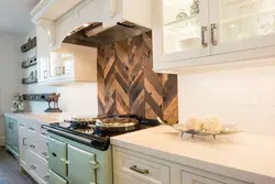 Wood-effect tiles for a backsplash in the kitchen photo
