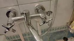 Faucet from the bathtub and not from the wall photo