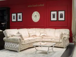 Классикалық стильдегі фотодағы қонақ бөлмесіндегі бұрыштық диван