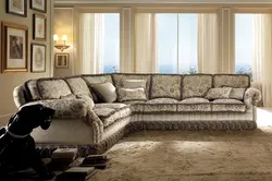 Классикалық стильдегі фотодағы қонақ бөлмесіндегі бұрыштық диван