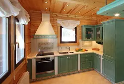 Угловые кухни в деревянном доме с окном фото