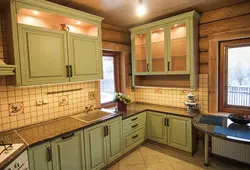 Угловые кухни в деревянном доме с окном фото