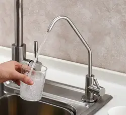 Mətbəxdə Lavabo Şəkli Üçün Su Filtri