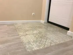 Photo transition of tiles to laminate in the hallway photo