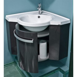 Kabinet və güzgü fotoşəkili ilə künc vanna otağı lavaboları