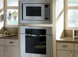 Фото кухни с пеналом под духовой шкаф и микроволновку
