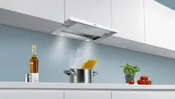 Убудаваная выцяжка для кухні з адводам у вентыляцыю фота