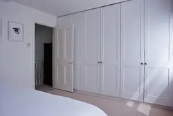 Шкаф до потолка с распашными дверями в спальню фото