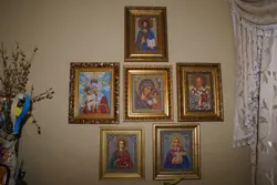 В каком углу вешают иконы в доме в спальне фото