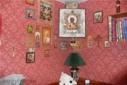 В каком углу вешают иконы в доме в спальне фото