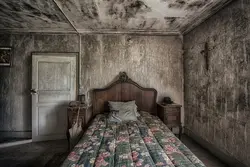 Интерьер спальни старый