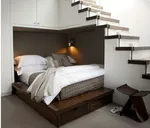 Лестница в интерьере спальни