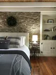 Интерьер спальни с камнем