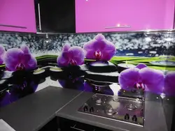 Orkide bilan oshxona ichki qismi