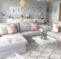 Пудровый диван в интерьере гостиной