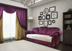 Брусничный диван в интерьере гостиной