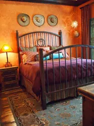 Терракотовая кровать в интерьере спальни