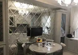 Зеркальные полосы в интерьере гостиной