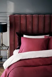 Бордовая кровать в интерьере спальни