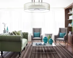 Зеленые кресла в интерьере гостиной