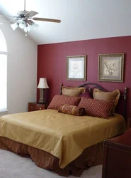 Lingonberry color in the bedroom interior