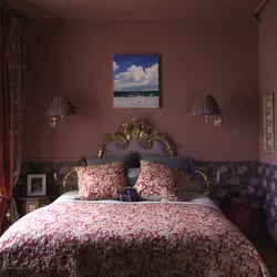 Брусничный цвет в интерьере спальни