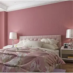Lingonberry color in the bedroom interior