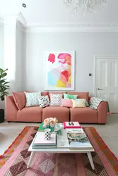 Коралловый диван в интерьере гостиной