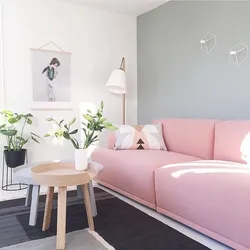 Розовый диван в интерьере кухни