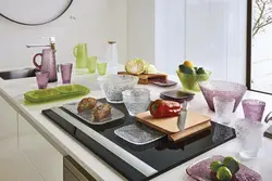 Стеклянная посуда в интерьере кухни