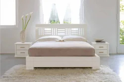 Молочная кровать в интерьере спальни