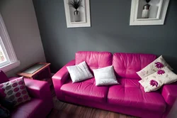 Малиновый диван в интерьере гостиной