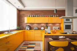 Жоўта карычневая кухня ў інтэр'еры
