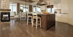 Mətbəx oturma otağının içərisində linoleum