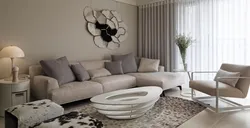 Кремовый диван в интерьере гостиной