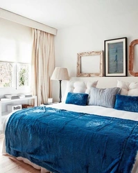 Интерьер спальни с синим покрывалом