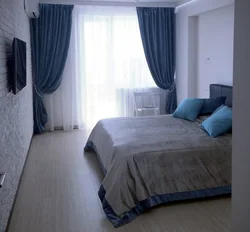 Інтэр'ер спальні з сінім покрывам