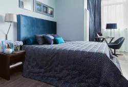 Синее покрывало в интерьере спальни