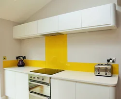 Желтый фартук в интерьере кухни