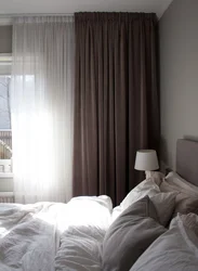 Кававыя шторы ў інтэр'еры спальні