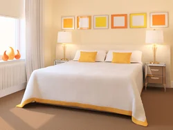 Оранжевая кровать в интерьере спальни